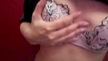 カラオケの男子ト◯レの中で、男の人のちんちんの臭いとおし◯この臭いを嗅ぎながらオナニーする地味な女子大生。