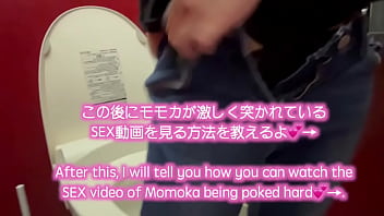 カラオケの男子ト◯レの中で、男の人のちんちんの臭いとおし◯この臭いを嗅ぎながらオナニーする地味な女子大生。