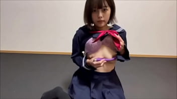 カラオケの男子ト◯レの中で、男の人のちんちんの臭いとおし◯この臭いを嗅ぎながらオナニーする地味な女子大生。