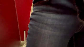 カラオケの男子ト◯レの中で、男の人のちんちんの臭いとおし◯この臭いを嗅ぎながらオナニーする地味な女子大生。