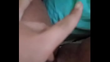 Com o dedinho nela até gozar