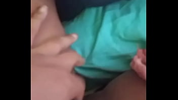 Com o dedinho nela até gozar