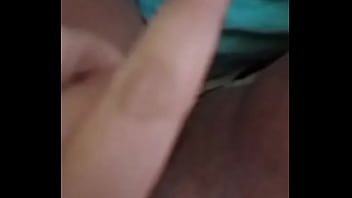 Com o dedinho nela até gozar