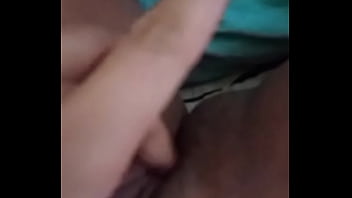 Com o dedinho nela até gozar