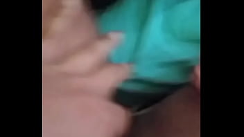 Com o dedinho nela até gozar