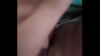 Com o dedinho nela até gozar