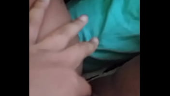 Com o dedinho nela até gozar