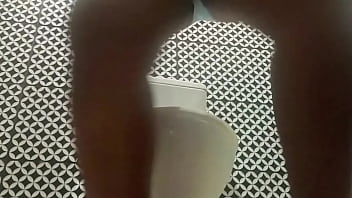 Fiquei com tesão no banheiro da igreja