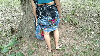 सौतेली माँ को खेत में काम करने वाले नौकर ने फार्महाउस पर चोदा