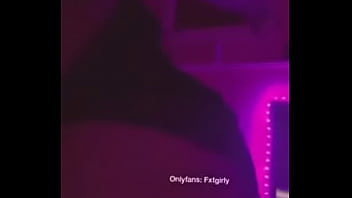 Meneando un poco el culo linda tanga no