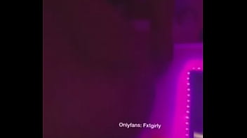 Meneando un poco el culo linda tanga no