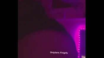 Meneando un poco el culo linda tanga no