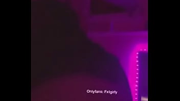 Meneando un poco el culo linda tanga no