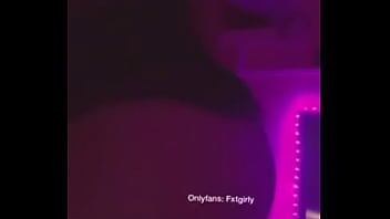 Meneando un poco el culo linda tanga no