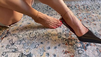 Pernas pés e saltos altos