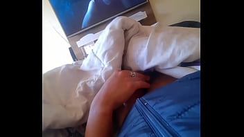 Minha namorada pegando no meu pau enquanto vejo filme Minha namorada pegando no meu pau enquanto vejo filme