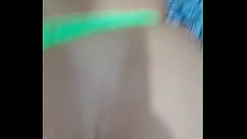 O dono do carrinho de churrasco está me tratando bem só pra comer minha mulher