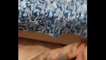 O dono do carrinho de churrasco está me tratando bem só pra comer minha mulher