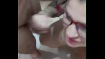 O dono do carrinho de churrasco está me tratando bem só pra comer minha mulher