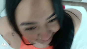 Disfruto grabar cada vez que esta puta gorda de mi madrastra me chupa mi gran verga parte 2