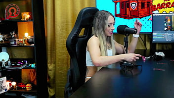 Ruan pega a convidada de jeito e deixa a bunda dela toda vermelha batendo forte ele ficou de pau duro podcast pápum no barraco 4k