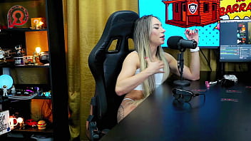 Ruan pega a convidada de jeito e deixa a bunda dela toda vermelha batendo forte ele ficou de pau duro podcast pápum no barraco 4k