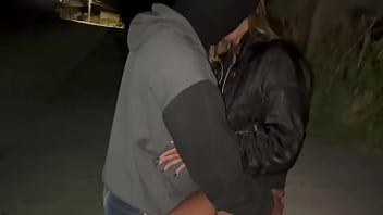 Casada dando pra um estranho no meio da rua ao vivo