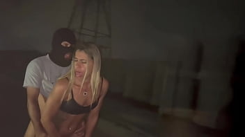 Casada dando pra um estranho no meio da rua ao vivo