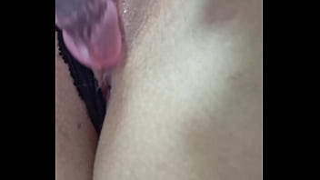 Llego del trabajo con ganas de que me follen pero estoy sola así que me masturbo