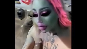 Sluty alíen love sucking dick deepthroat