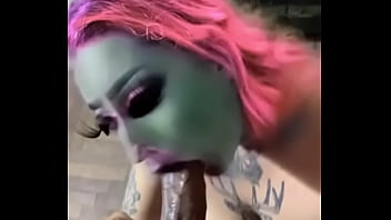 Sluty alíen love sucking dick deepthroat