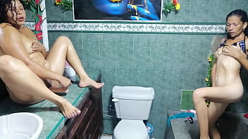 La masturbo hasta que se venga a chorro