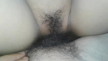 น้ำพุ่งเข้ารูหีของเธอ