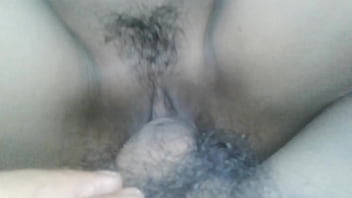 น้ำพุ่งเข้ารูหีของเธอ