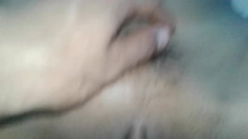 น้ำพุ่งเข้ารูหีของเธอ