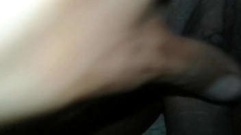 น้ำพุ่งเข้ารูหีของเธอ