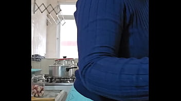 Fazendo comida e mostrando a buceta na live