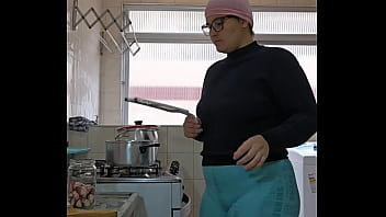 Fazendo comida e mostrando a buceta na live