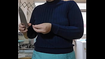 Fazendo comida e mostrando a buceta na live