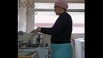 Fazendo comida e mostrando a buceta na live