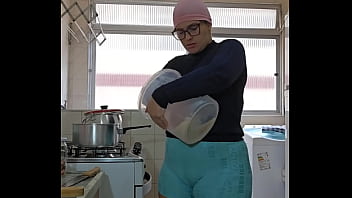 Fazendo comida e mostrando a buceta na live