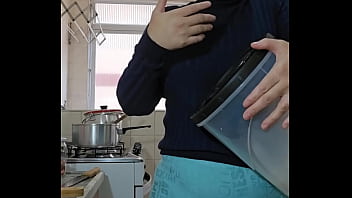 Fazendo comida e mostrando a buceta na live