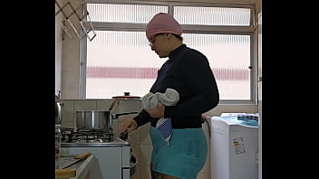 Fazendo comida e mostrando a buceta na live