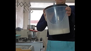 Fazendo comida e mostrando a buceta na live