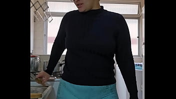 Fazendo comida e mostrando a buceta na live