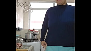 Fazendo comida e mostrando a buceta na live