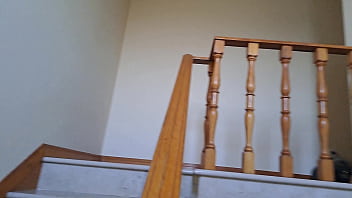 Criada latina follada en las escaleras