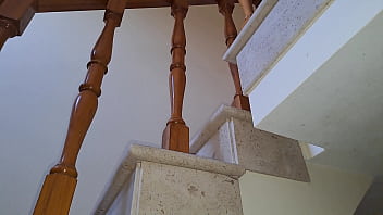 Criada latina follada en las escaleras