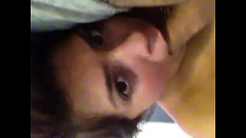 Mi amigo entrenando a su perrita y mostrandome si lo hace bien ;