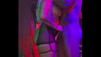 Hotwife juju furacão sobe ao palco no show do scorpion e faz um sexo ao vivo delicioso